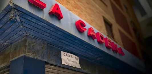 Adiós a la ferretería que vio nacer el barrio malagueño de La Luz